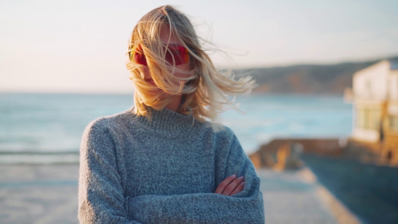 运动女性肖像户外。白人女性运动的女人站在自然的海洋海滩视频素材