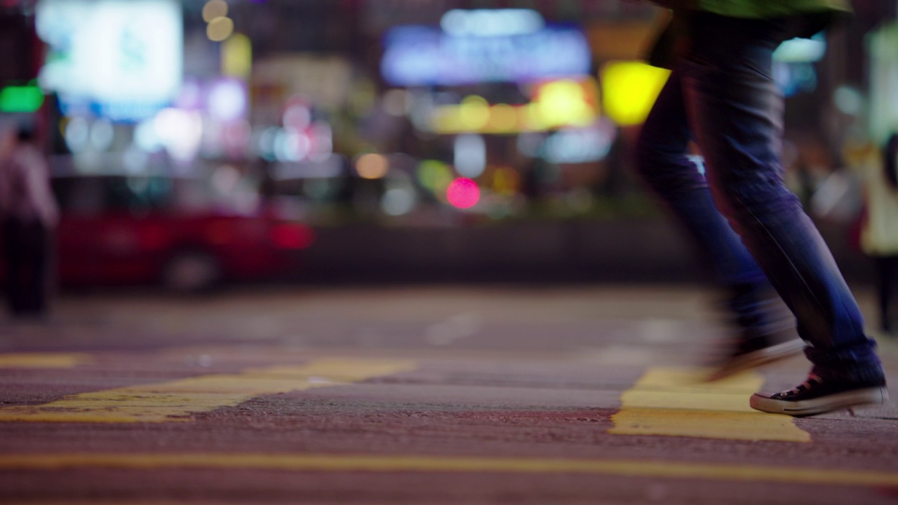 夜间繁忙的人行横道上拥挤的人群/中国香港视频素材