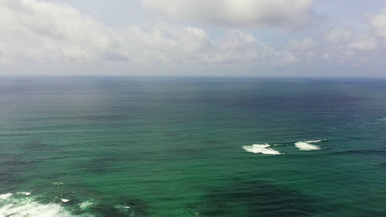 碧海有浪，蓝天有云。视频素材