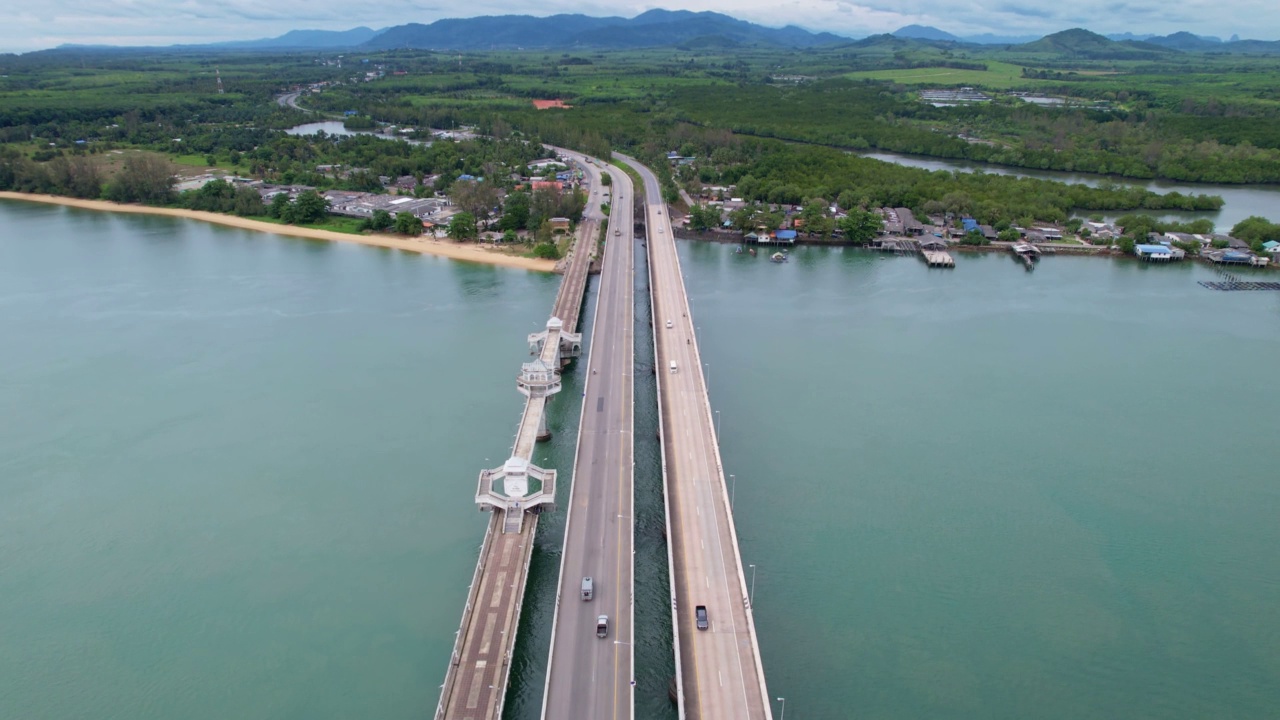 鸟瞰嘉盛大桥道路交通背景概念。这座桥位于泰国攀牙岛和普吉岛之间。这座桥是最重要的商业和交通工具视频素材