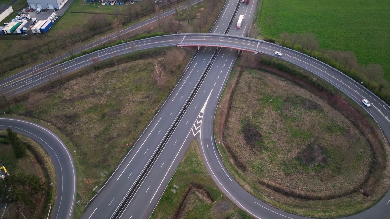 高速公路十字路口的鸟瞰图，快速移动的繁忙交通。城际交通，有很多汽车和卡车视频素材