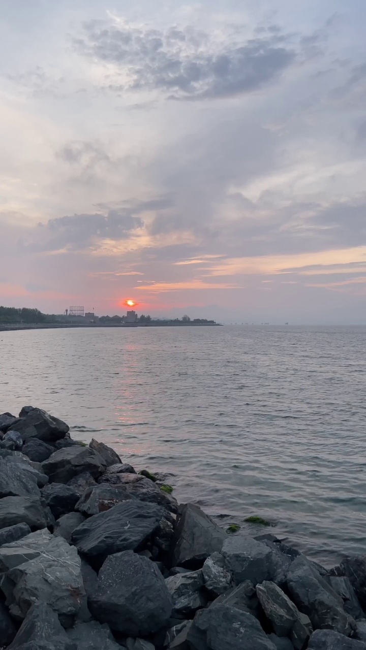 马尔马拉海岸边，位于伊斯坦布尔欧洲一侧视频素材