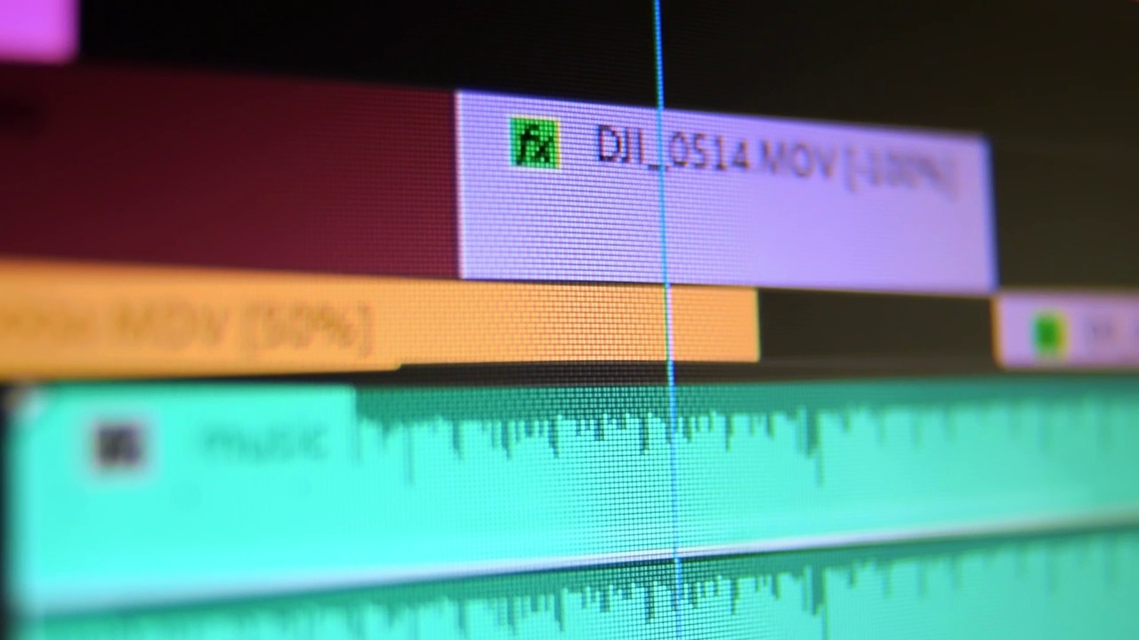 在电影编辑软件编辑时间轴低DOF宏计算机屏幕。视频素材