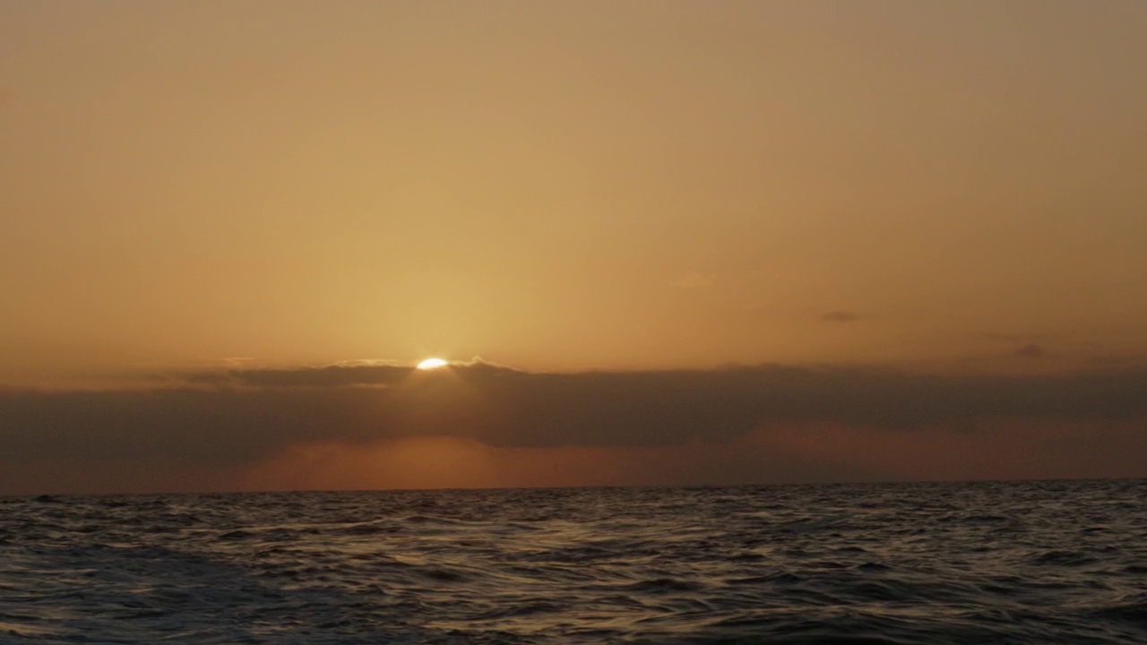 海上日落的船观视频素材