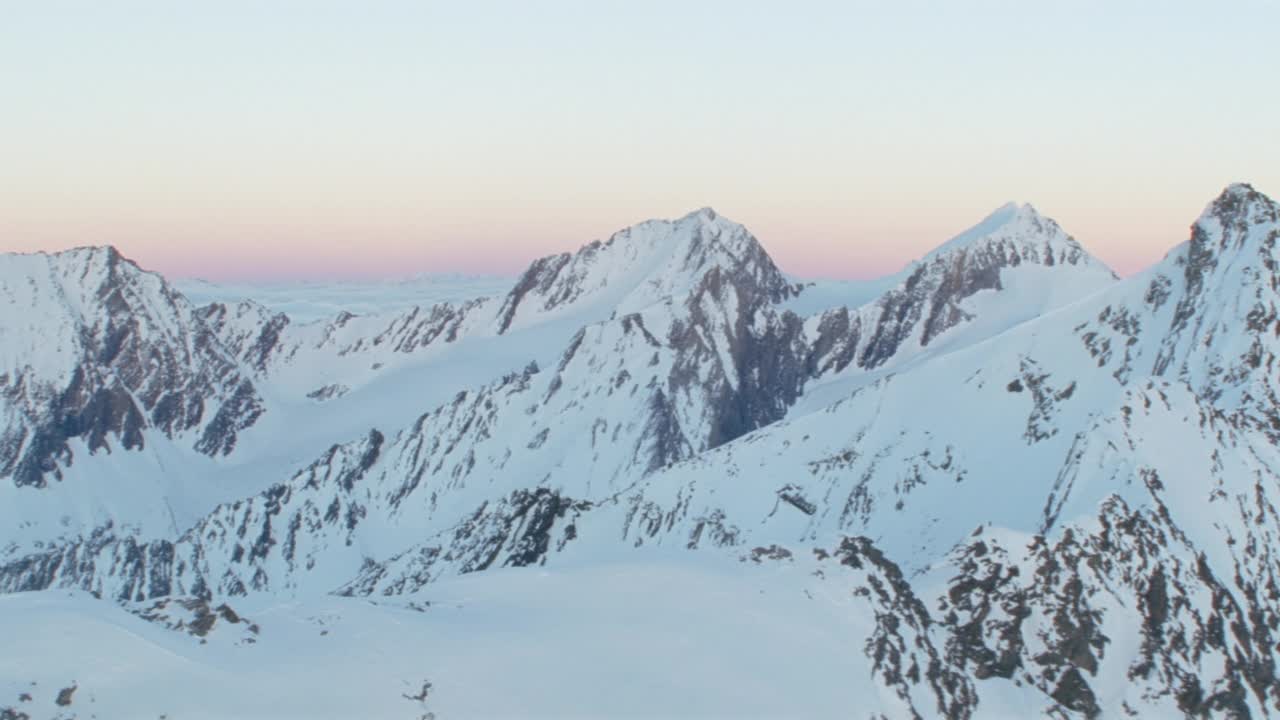 天空映衬下的雪山鸟瞰图视频素材