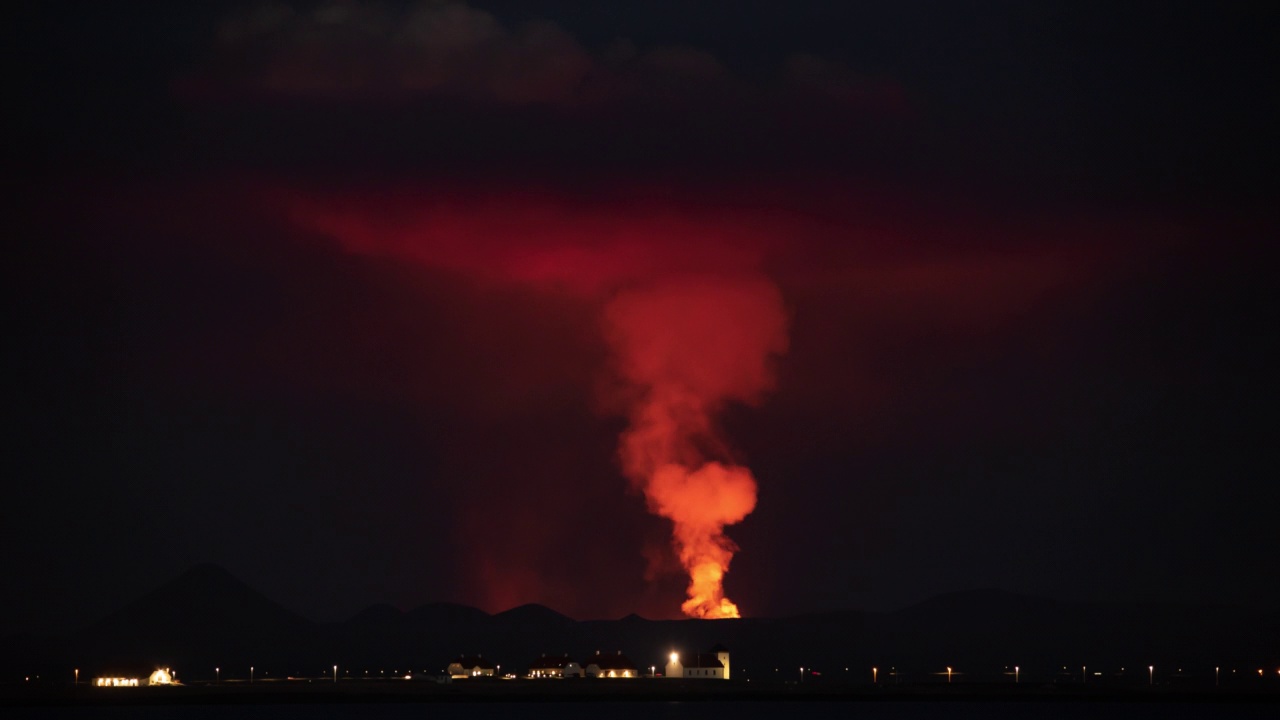 冰岛首都雷克雅未克夜间火山爆发视频素材