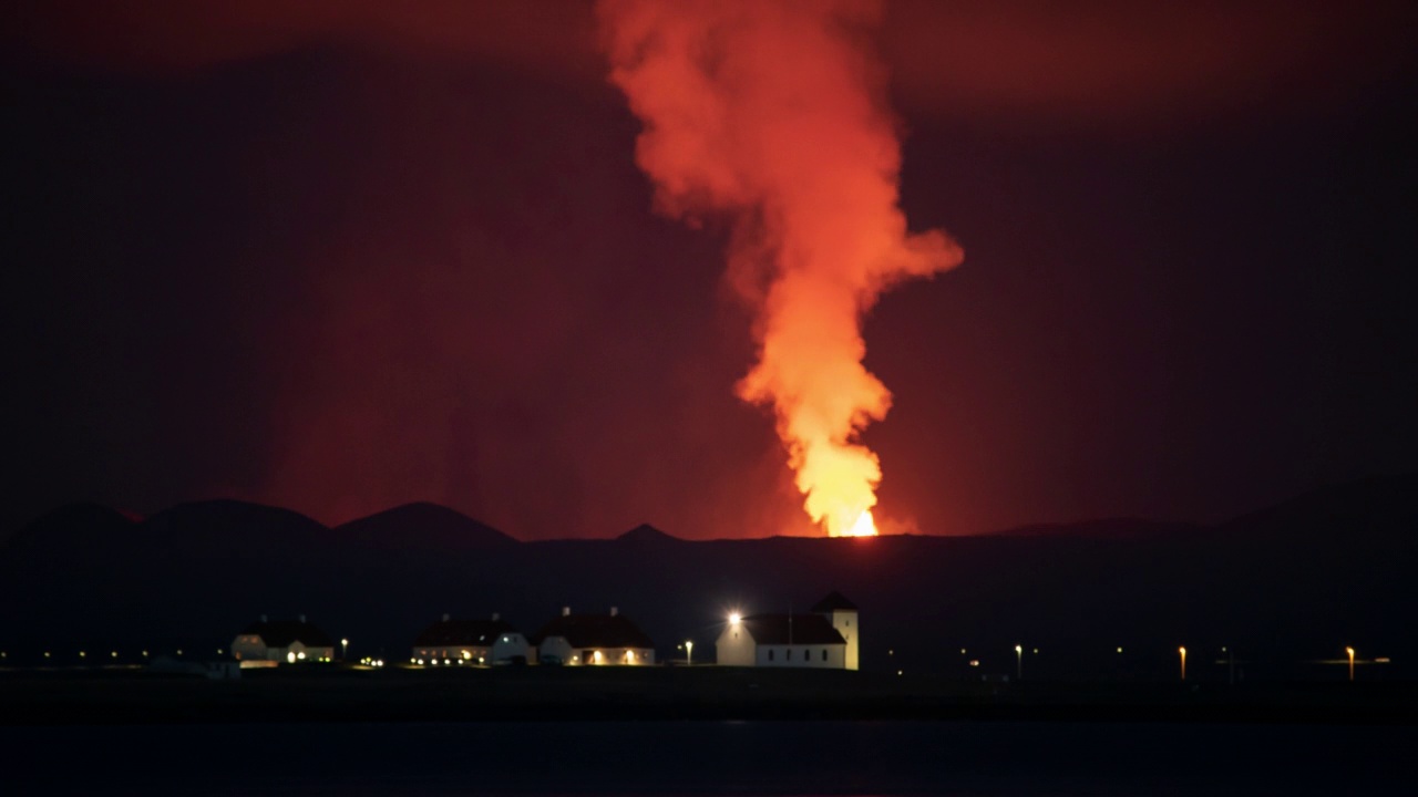 冰岛首都雷克雅未克夜间火山爆发视频素材