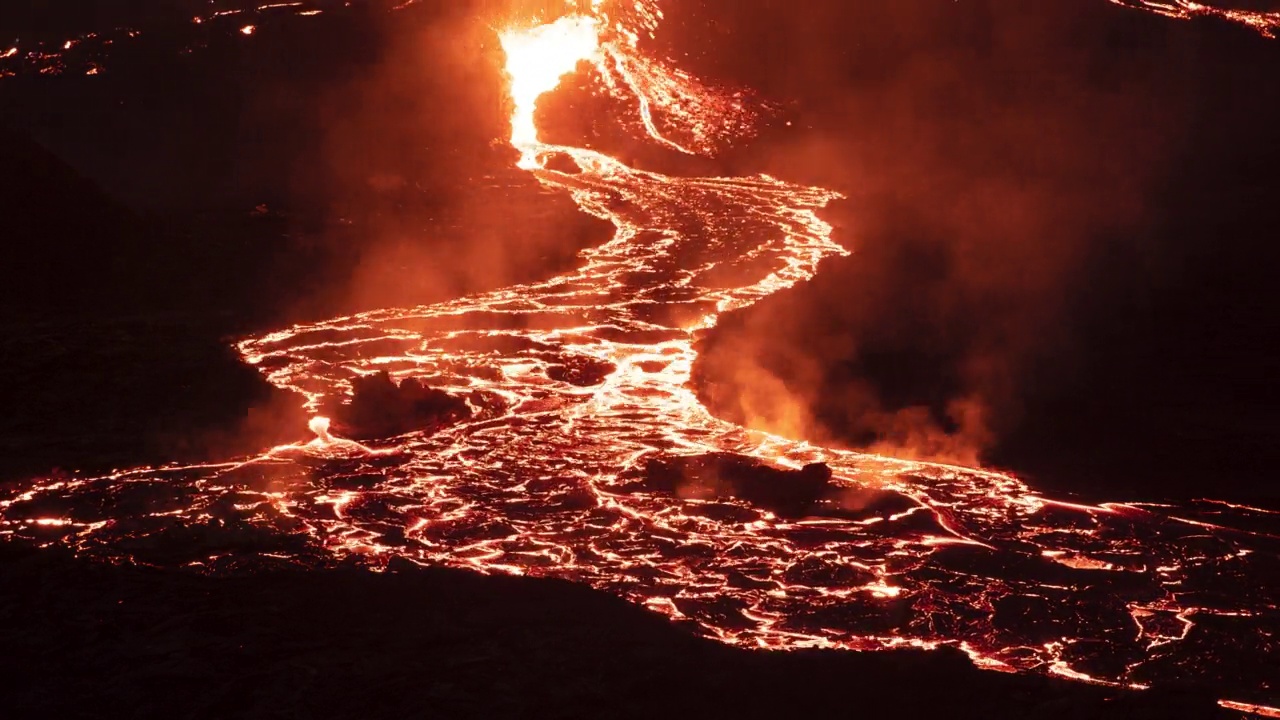 火山喷发和河流流动的熔岩夜间冰岛时间流逝视频素材