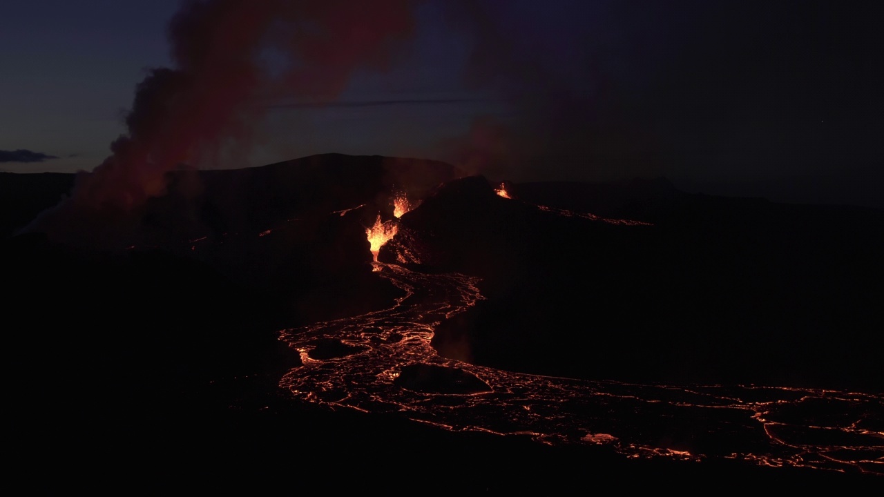 火山喷发坑熔岩河烟雾黄昏冰岛宽2021年视频素材