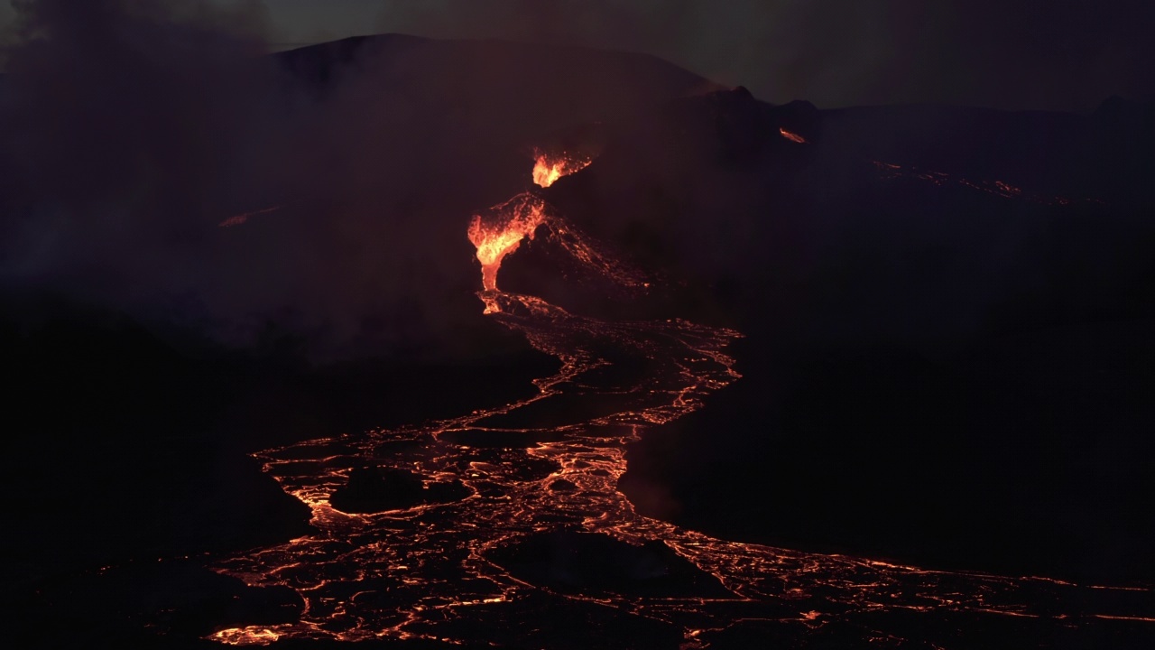 火山火山口熔岩河烟雾在冰岛的黄昏，2021年视频素材