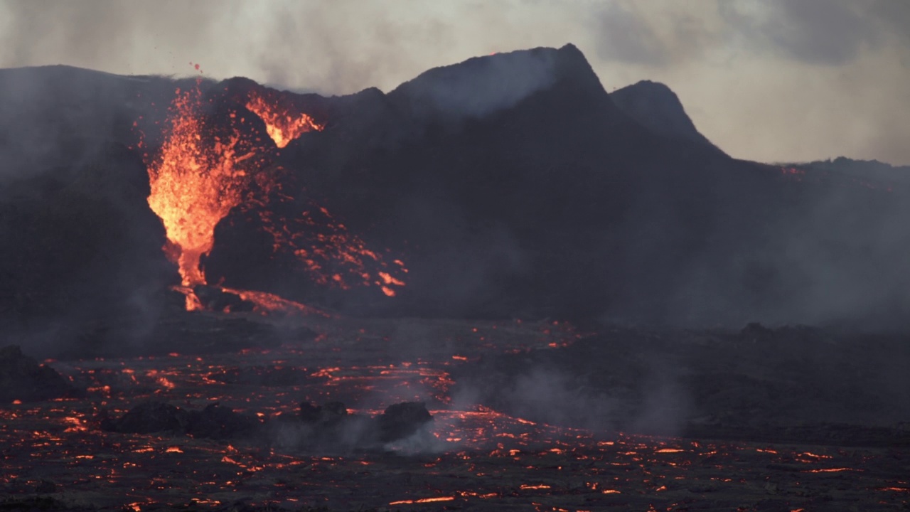 冒烟的火山口喷发熔岩池视频素材