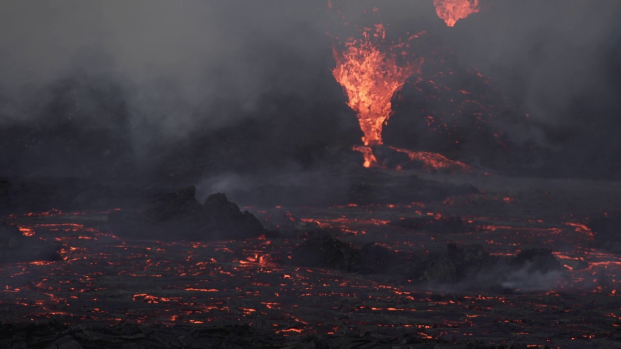 冒烟的火山口喷发熔岩池的特写视频素材