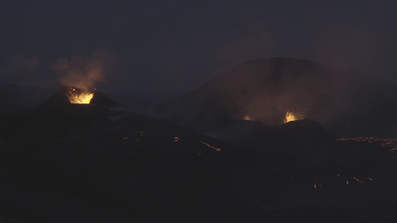 黄昏的冰岛，灼热的火山喷发坑视频素材