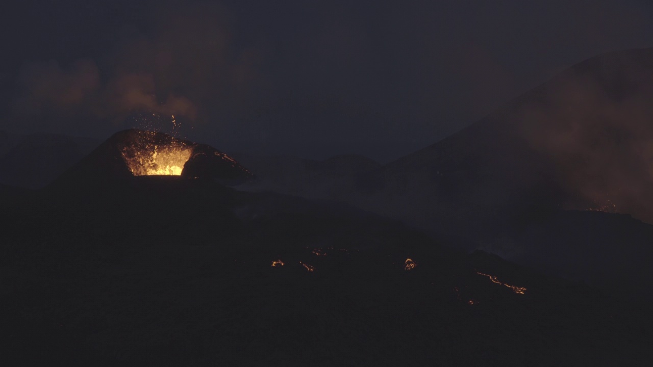 黄昏的冰岛，灼热的火山喷发坑视频素材