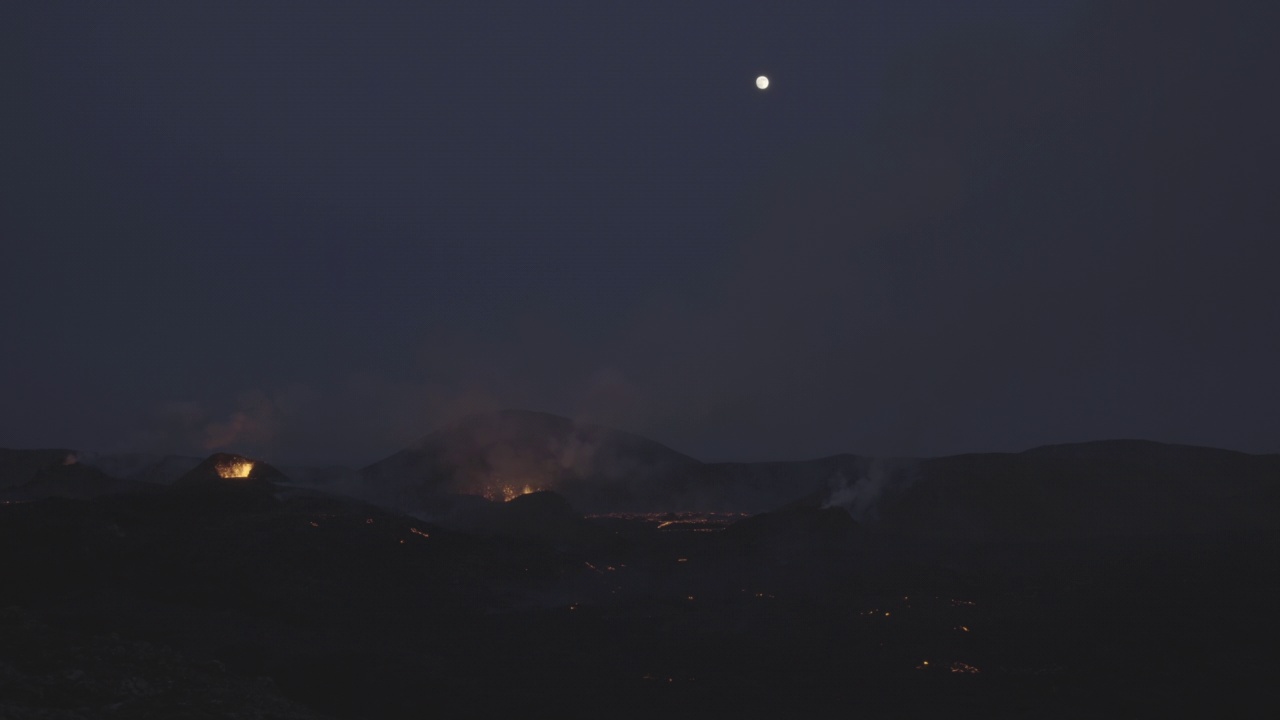 冰岛火山喷发上空的满月电影视频素材