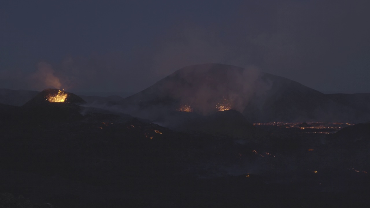 冰岛黄昏时冒烟发光的火山口视频素材