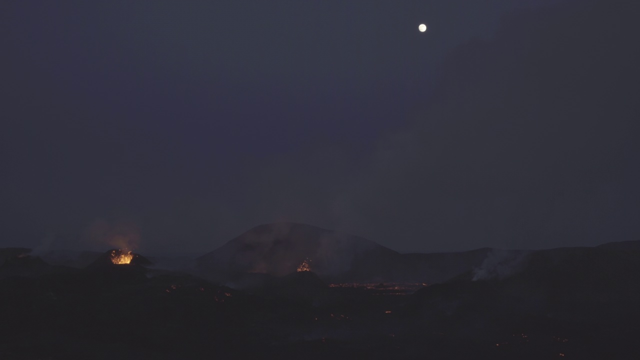 冰岛火山爆发点上空的满月视频素材