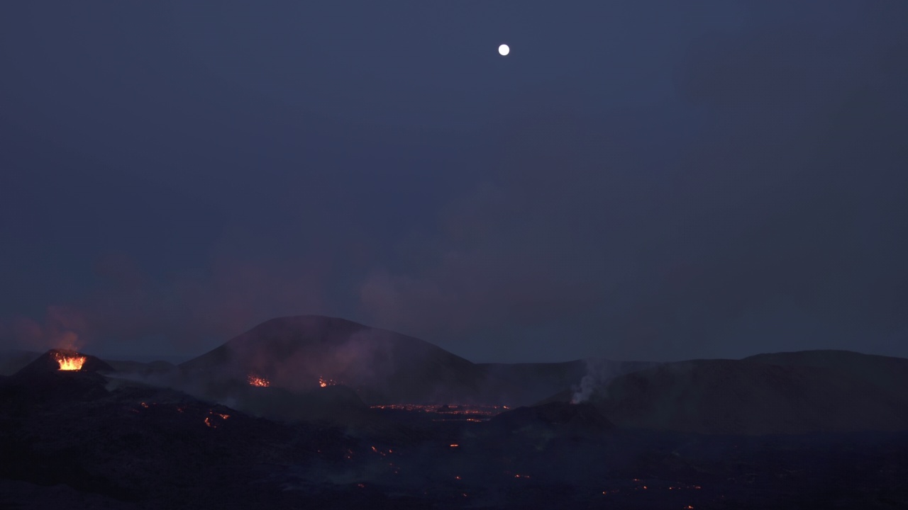 小飞机在满月时飞越冰岛火山喷发上空视频素材