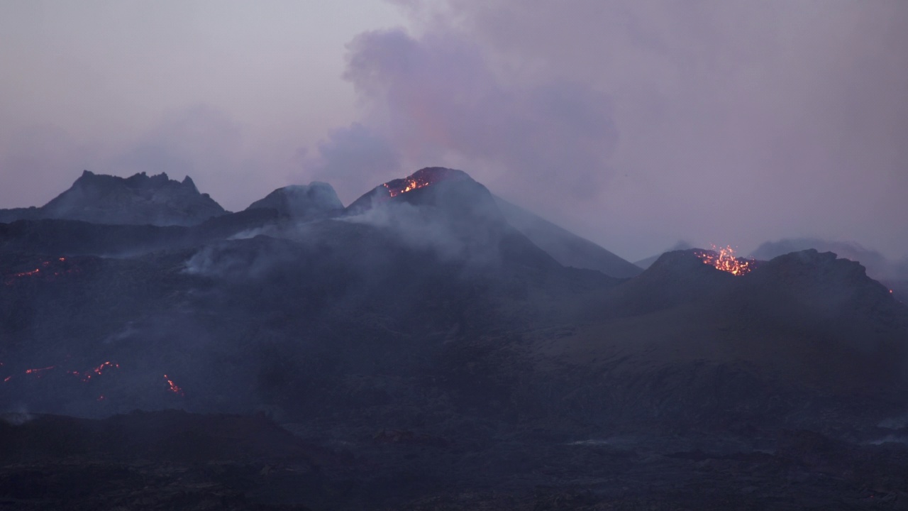 冒烟的原始火山喷发火山口冰岛视频素材