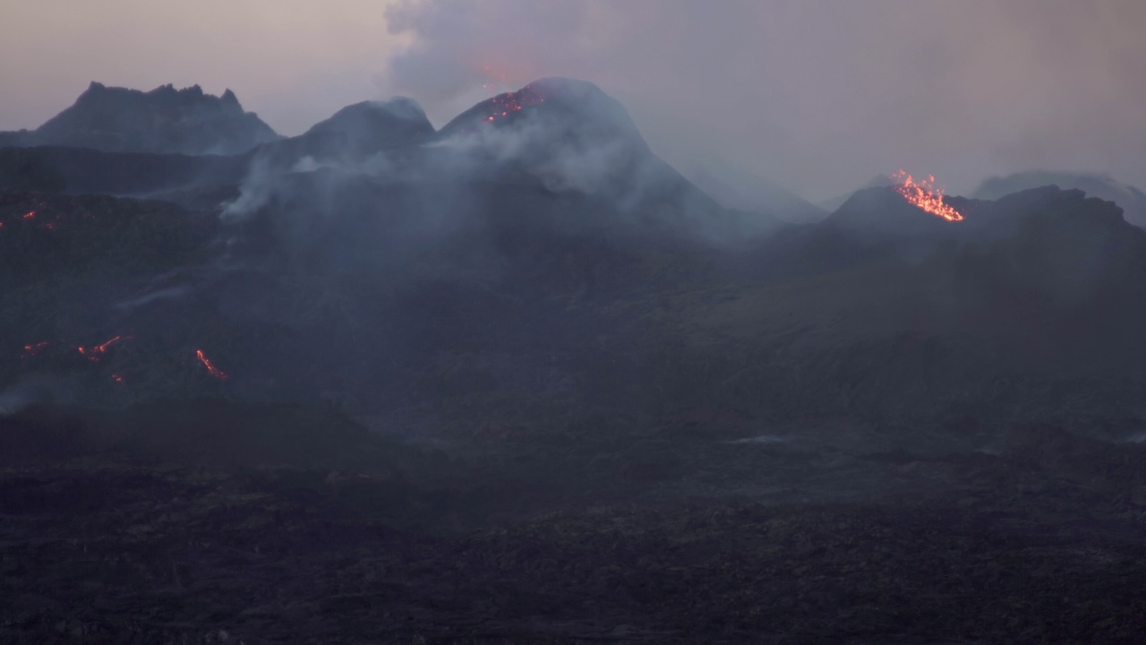 冰岛冒烟的原始火山景观特写视频素材