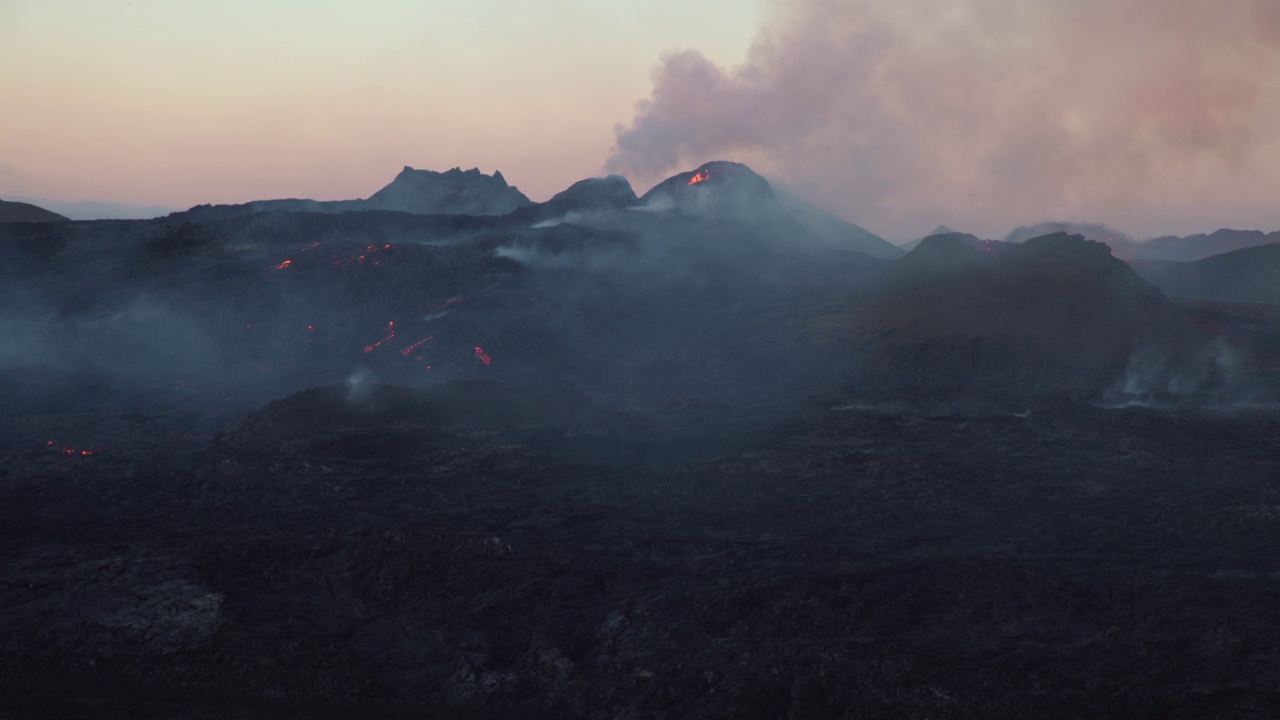 冒烟的原始火山景观遍布冰岛视频素材