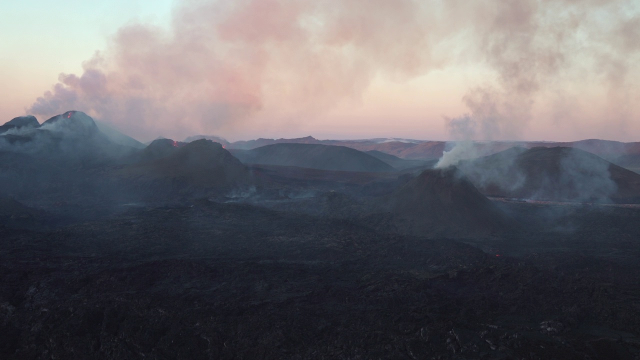 冒烟的原始火山景观冰岛广阔的天空视频素材