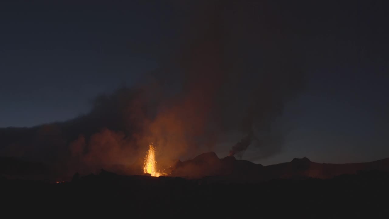 冰岛，2021年黄昏火山喷发景观视频素材