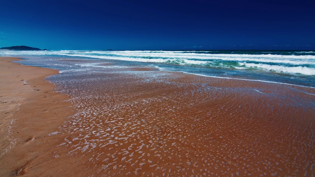 有海浪的沙滩。沙滩上有黄色的沙子和翻滚的海浪和泡沫。大西洋，坎佩切镇，巴西视频素材