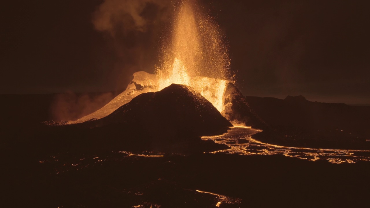 2021年冰岛，火山锥夜间强力喷发视频素材