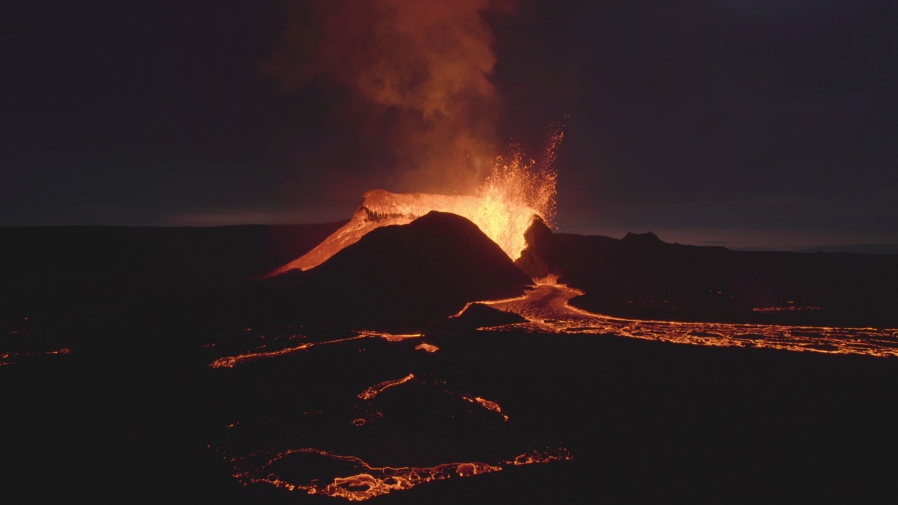 冰岛火山于2021年黄昏时发光喷发视频素材