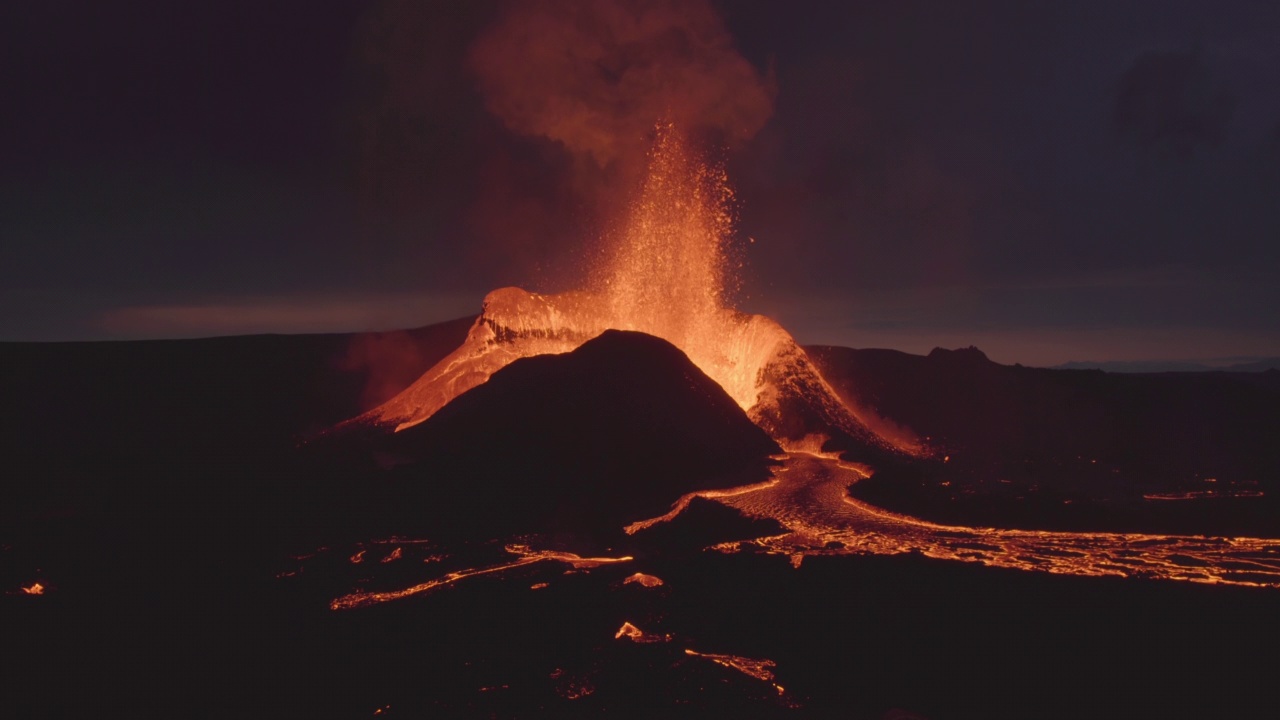 冰岛，2021年黄昏，火山爆发视频素材