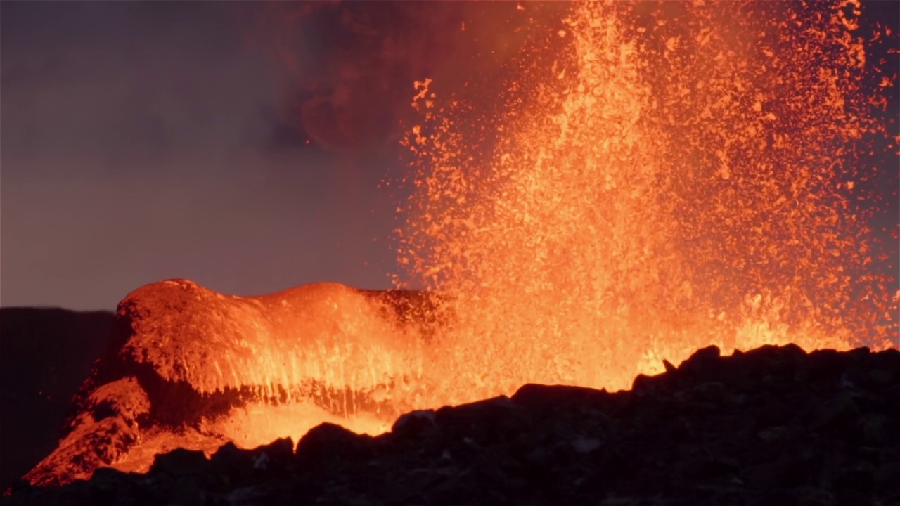 冰岛，2021年，薄暮时火山爆发视频素材