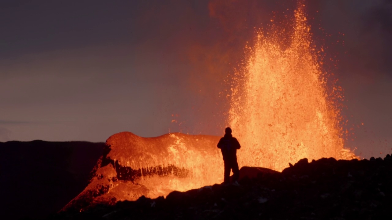 摄影师剪影力量火山爆发冰岛2021年视频素材