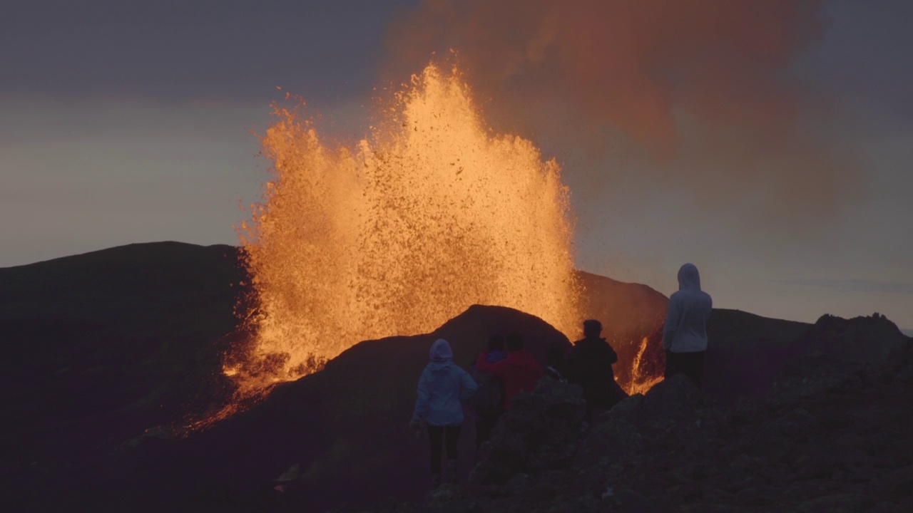 观看2021年冰岛火山爆发的观众视频素材