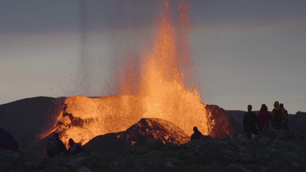 一群观看2021年冰岛火山爆发的观众视频素材