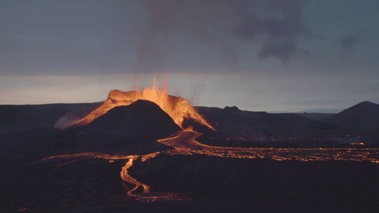 2021年冰岛的黄昏，强大的火山喷发景观视频素材