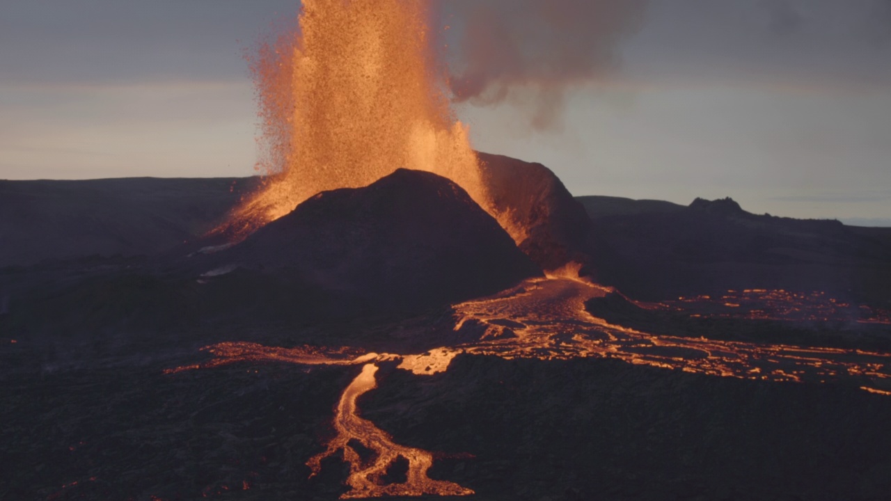 2021年，冰岛火山爆发，火山熔岩泛滥视频素材