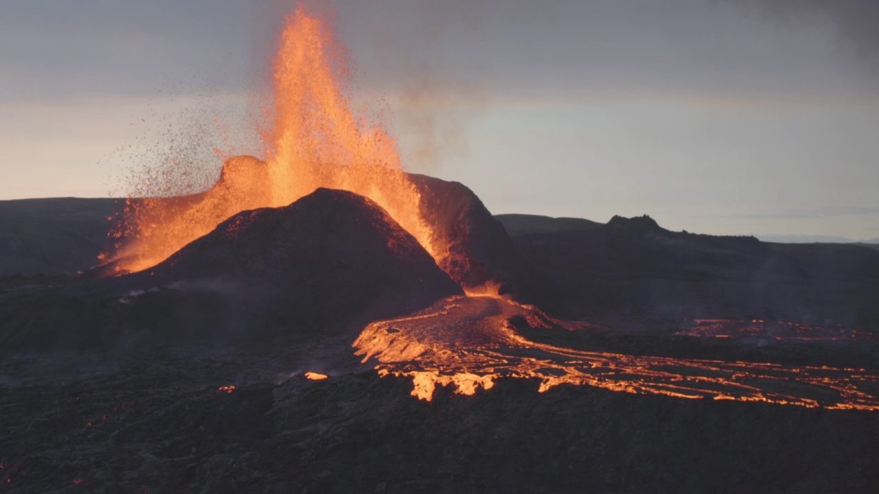 强大的火山爆发溢出熔岩河冰岛2021年视频素材