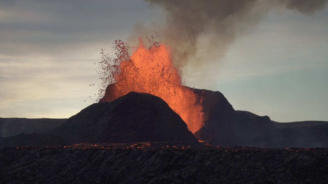 临近强大火山喷发阴天冰岛2021年视频素材