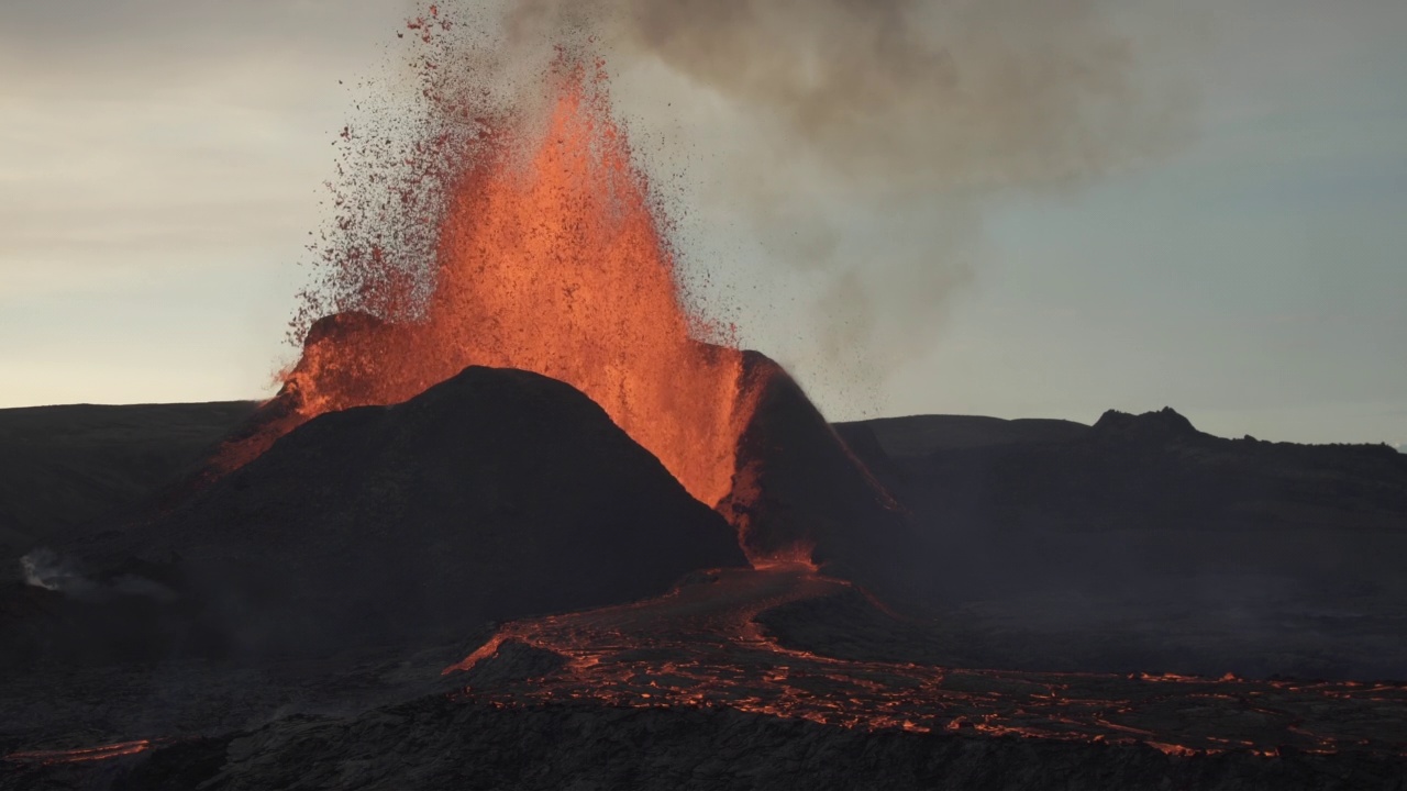 临近冒烟的火山喷发阴天冰岛2021年视频素材