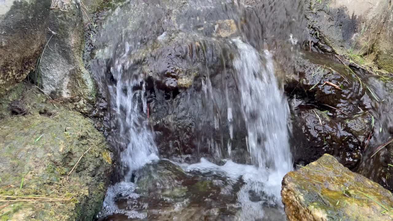 在布宜诺斯艾利斯日本花园的小瀑布上流动的水(Jardin Japones)，布宜诺斯艾利斯的公共花园，阿根廷。特写镜头。4 k决议。视频素材