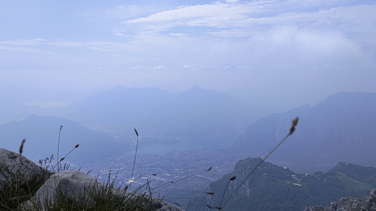 时间在山脊上流逝，风景从上面看视频素材