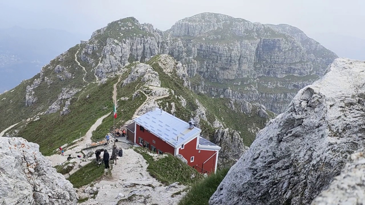 Rifugio Azzoni，摄于Resegone山顶视频素材