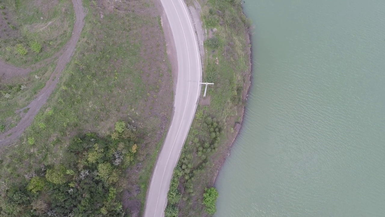 空中湖畔山路视频素材