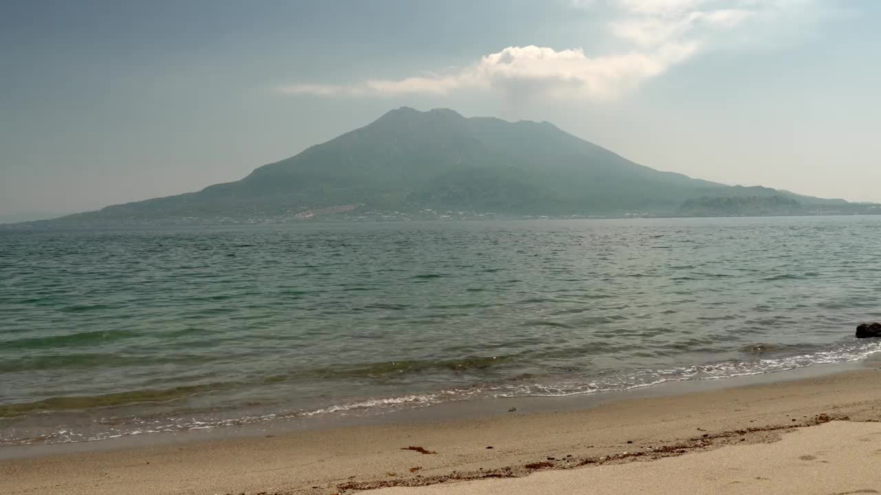 Iso海滩，安静的海浪撞击视频素材