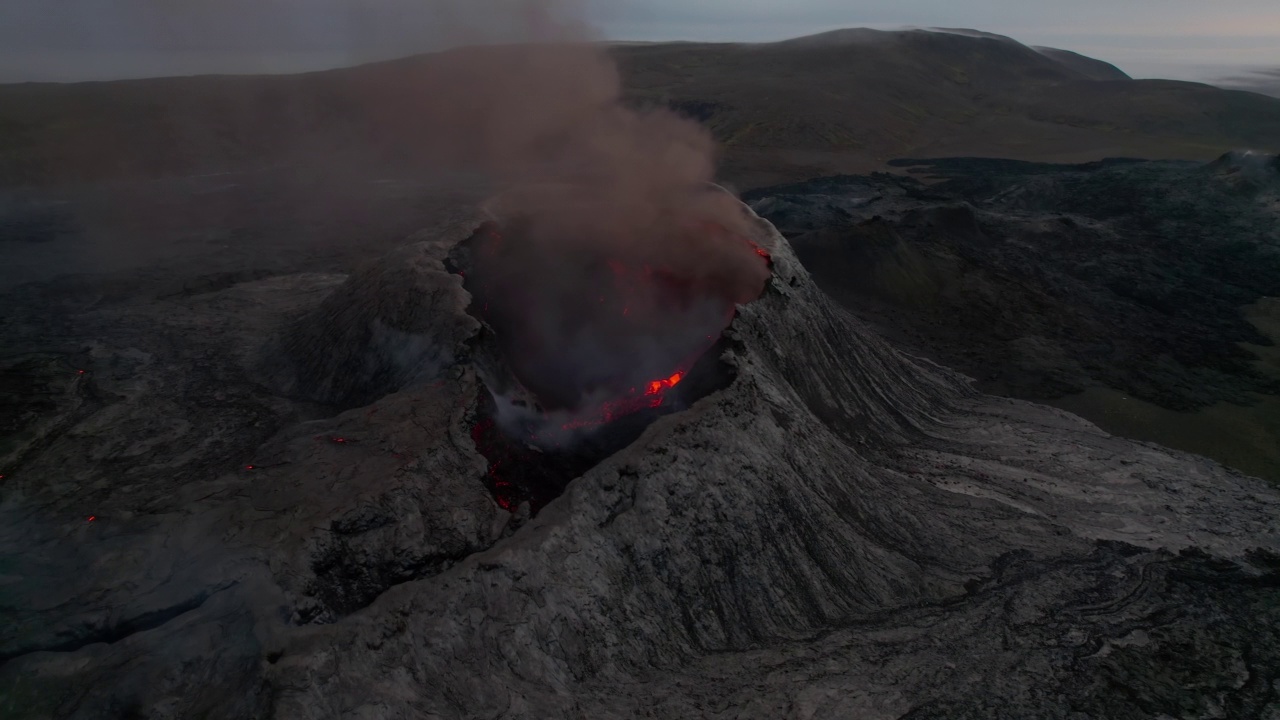 冒烟的火山口冰岛空中盘视频素材