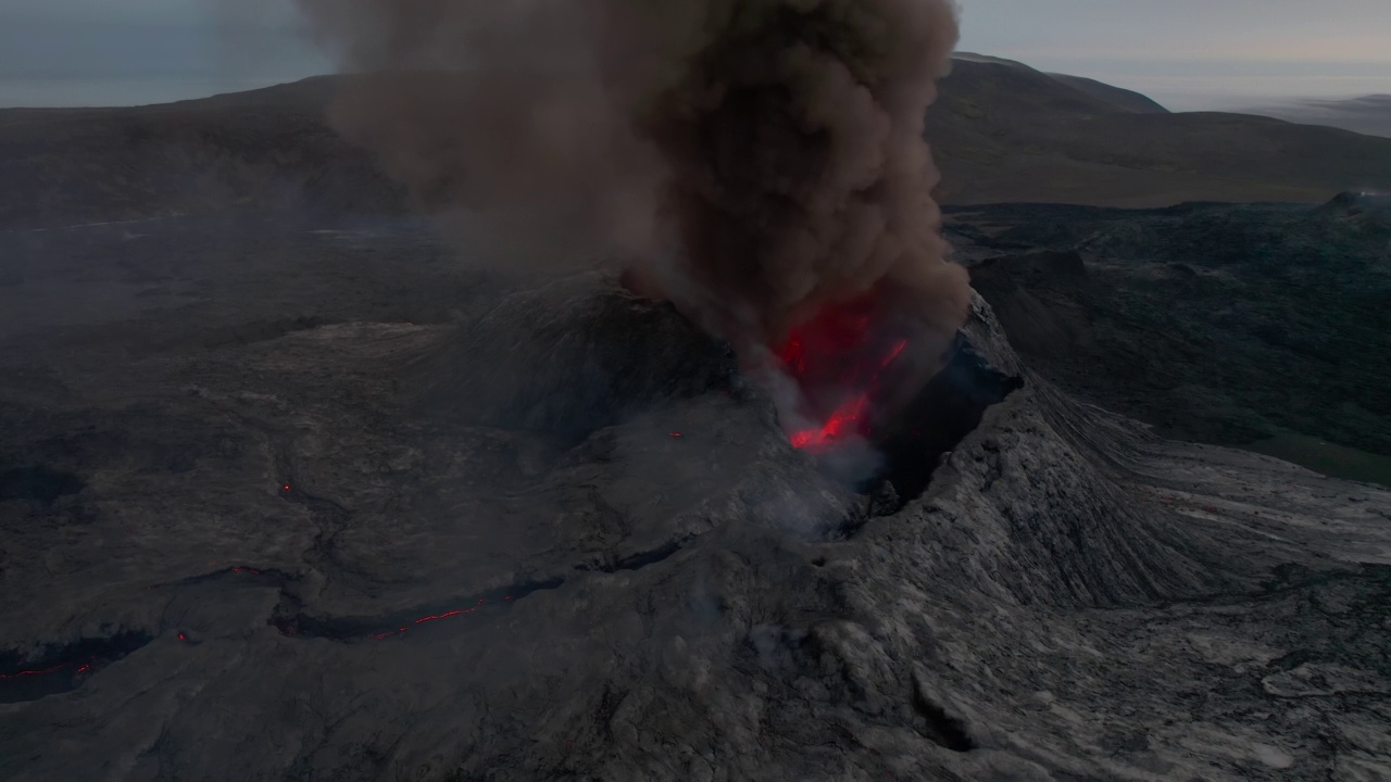 飞向火山口喷发的黑烟冰岛空中视频素材