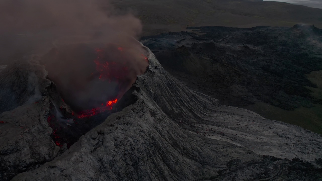 冒烟的火山口空中冰岛关闭锅视频素材