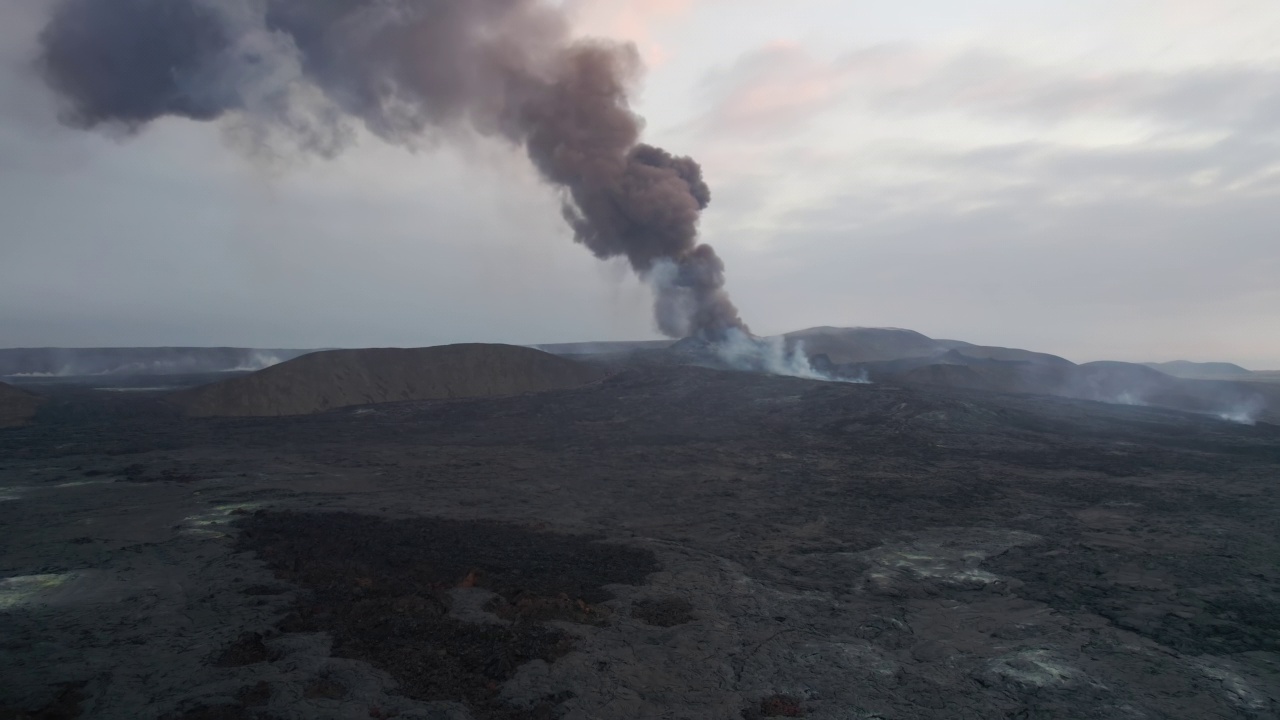 飞越火山景观向喷发烟雾冰岛空中视频素材