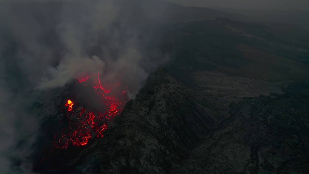 冒烟的火山口冰岛空中昏暗的灯光视频素材